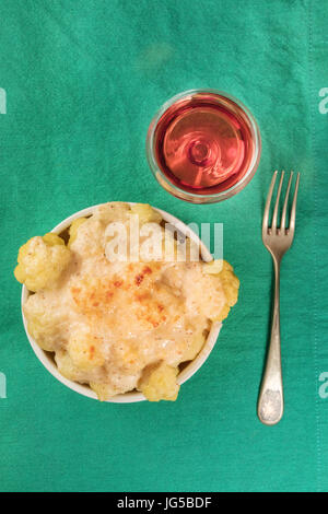 Gratin de chou-fleur sur une nappe verte avec vin et copyspace Banque D'Images