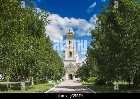 Temple de chrétiens orthodoxes avec une coupole d'or contre un ciel bleu avec des nuages blancs. Banque D'Images