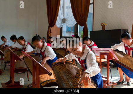 Les enfants ont choisi de jouer la musique au Palais des Enfants de Pyongyang, la Corée du Nord Banque D'Images