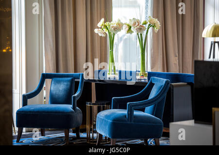 Bleu marine élégant fauteuils et fleurs sur la table Banque D'Images