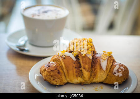Saint martin un croissant et une tasse de café. Rogal marcinski au café. Banque D'Images