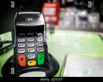 La borne sur le comptoir de prêt pour l'acceptation de carte de crédit Banque D'Images