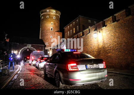 Cracovie, Pologne - 14 novembre 2016 : Exhumation de l'ancien président de la Pologne dans le château royal de Wawel. Lech Kaczynski est mort dans un écrasement d'avion en 2010. Banque D'Images