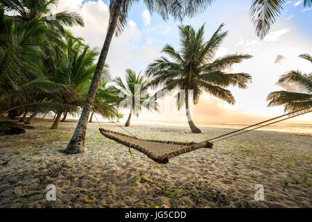 Hamac entre les palmiers sur une plage de sable, Diani, Kenya Banque D'Images