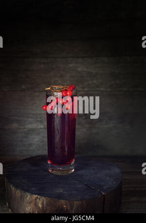 Detox est une boisson faite à partir de la baies de viburnum dans verre tasse sur fond de bois dans un style rustique avec copie espace. Le cadre vertical. Banque D'Images