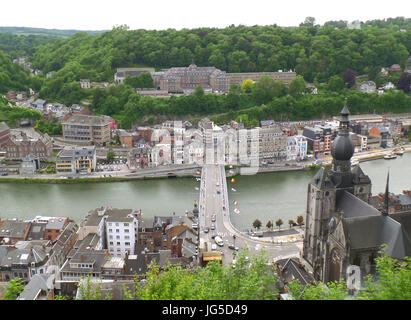 Église Notre Dame et le paysage urbain comme vu à partir de la Citadelle de Dinant, Région Wallonne, Belgique Banque D'Images