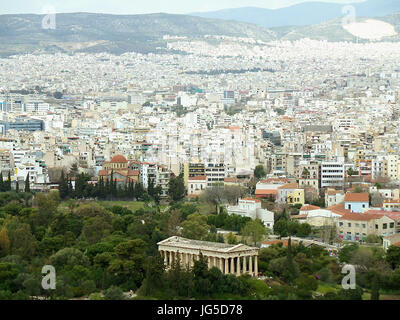 Bien conservé le temple dorique d'Héphaïstos et d'Athènes Cityscape comme vu de l'Acropole, Athènes, Grèce Banque D'Images