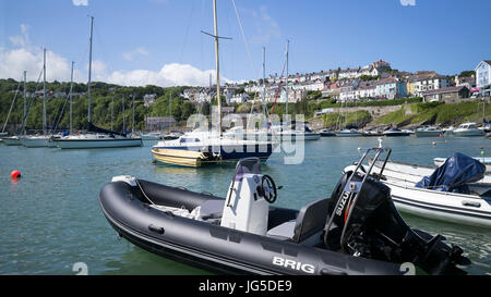 Yachts ancrés dans le refuge de New Quay harbour, Ceredigion, pays de Galles, Royaume-Uni Banque D'Images