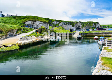 Ballintoy Vieux port utilisé dans le jeu des trônes que le fer de l'Île Harbour Lordsport et l'emplacement pour la scène de son Grayjoy Lesur Banque D'Images