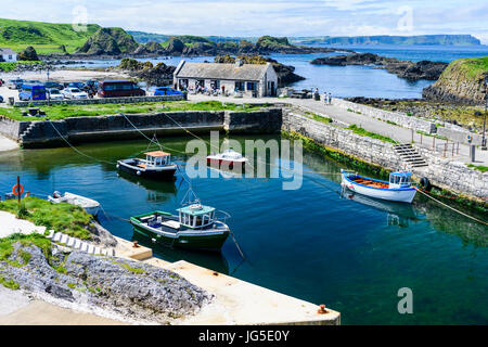 Ballintoy Vieux port utilisé dans le jeu des trônes que le fer de l'Île Harbour Lordsport et l'emplacement pour la scène de son Grayjoy Lesur Banque D'Images