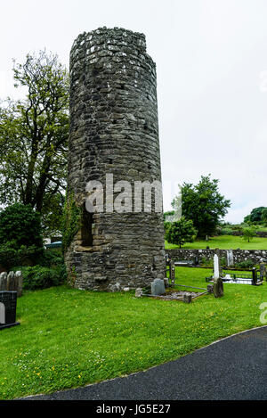 Armoy roundtower dans un cimetière. Banque D'Images