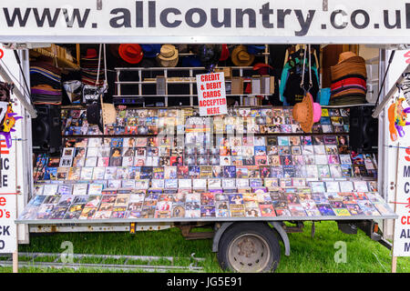 Décrochage du marché mobile dans un van de vendre des centaines de disques compacts de musique pays irlandais. Banque D'Images