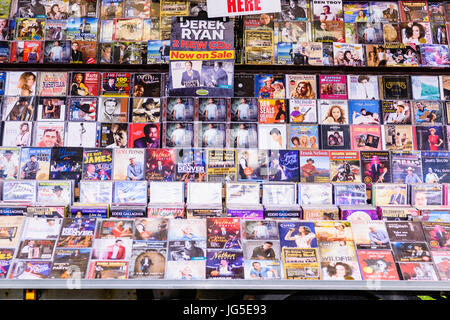 Décrochage du marché mobile dans un van de vendre des centaines de disques compacts de musique pays irlandais. Banque D'Images