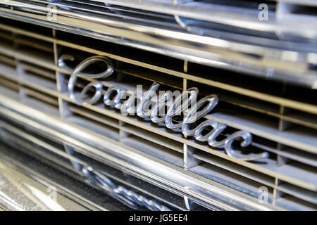 Logo Cadillac sur la calandre avant chromé d'une Coupe de Ville 1963 Banque D'Images