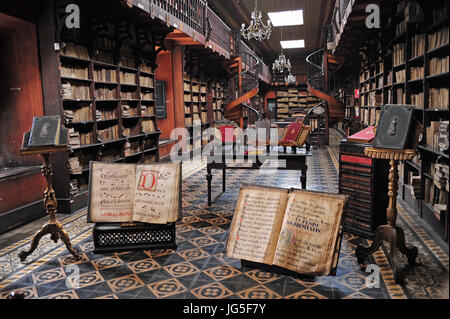 Vue de la bibliothèque de la monastère de San Francisco de Lima (capitale du Pérou). Autour de 25 000 volumes reliés en cuir sont stockés ici. Prises le 24.10.2016. Photo : Reinhard Kaufhold/dpa-Zentralbild/ZB | conditions dans le monde entier Banque D'Images