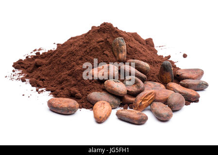 Tas de poudre de cacao foncé avec les fèves de cacao sur fond blanc Banque D'Images