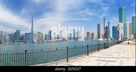 Dubaï, Émirats arabes unis - Mars 29, 2017 : La ligne d'horizon sur le nouveau canal et le centre-ville et de la promenade. Banque D'Images