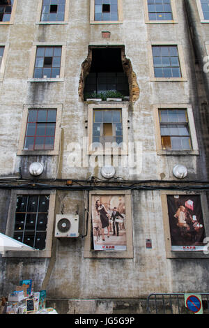 Lisbonne, PORTUGAL - Juin 2017 - Windows de l'ancien bâtiment industriel en LX Factory Banque D'Images