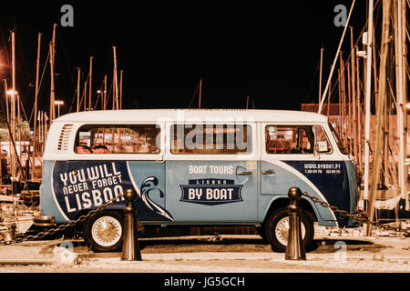 Lisbonne, PORTUGAL - Juin 2017 -Volksvagen Beetle Bus pour promouvoir les visites en bateau à Lisbonne Banque D'Images