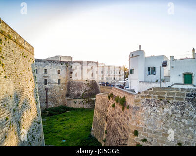 Otranto avec château Aragonais historique dans le centre-ville, Pouilles, Italie Banque D'Images