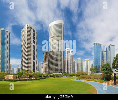 Dubaï - Le parc et le Jumeirah Lake Towers. Banque D'Images