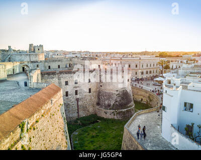 Otranto avec château Aragonais historique dans le centre-ville, Pouilles, Italie Banque D'Images