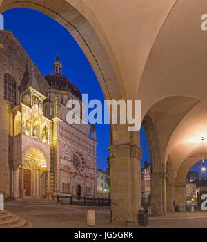 Bergame - chapelle Colleoni par cathédrale Santa Maria Maggiore dans la haute ville au crépuscule. Banque D'Images