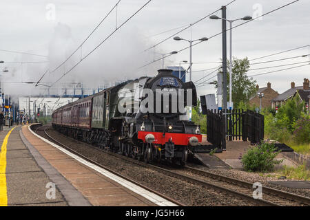 St Neots, Royaume-Uni. Samedi 1er juillet 2017. 60163 Flying Scotsman passe par la station de St Neots tirant la vapeur Yorkshireman charte. Banque D'Images