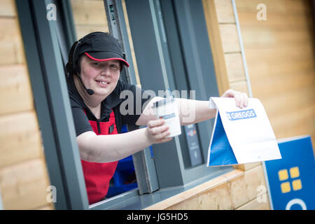 Drive Thru Greggs bakery Irlam Gateway Service Station, Liverpool Rd, Irlam, Eccles, Manchester . Banque D'Images