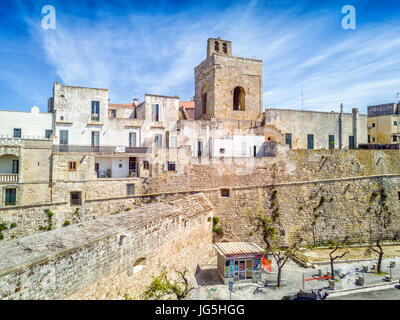 Otranto avec Alfonsina Gate historique dans le centre-ville, Pouilles, Italie Banque D'Images