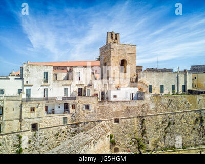 Otranto avec Alfonsina Gate historique dans le centre-ville, Pouilles, Italie Banque D'Images