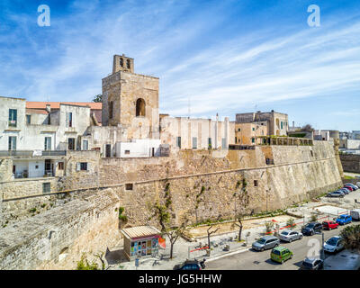 Otranto avec Alfonsina Gate historique dans le centre-ville, Pouilles, Italie Banque D'Images