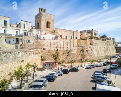 Otranto avec Alfonsina Gate historique dans le centre-ville, Pouilles, Italie Banque D'Images