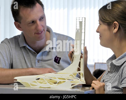 L'homme et la femme à la complexe à 3'objet tridimensionnel produit par frittage laser sélectif (SLS). Banque D'Images