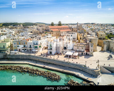 Otranto avec château Aragonais historique dans le centre-ville, Pouilles, Italie Banque D'Images