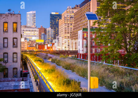 New York, New York, USA cityscape sur la ligne haute du parc linéaire. Banque D'Images