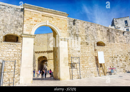 Entrée de la vieille ville à Alfonsina Gate dans Otranto, Pouilles, Italie Banque D'Images
