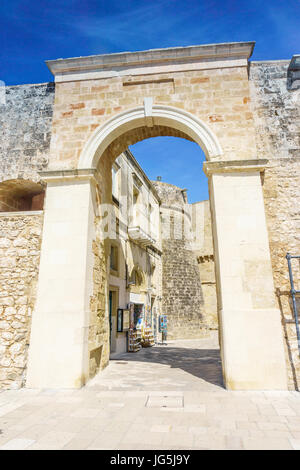 Entrée de la vieille ville à Alfonsina Gate dans Otranto, Pouilles, Italie Banque D'Images