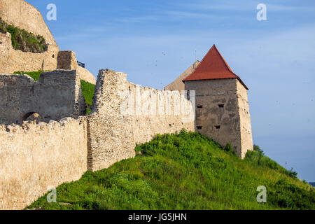 Brasov, Roumanie - 23 juin 2013 : Ancienne forteresse médiévale en haut de la colline, village situé à Brasov en Transylvanie, Roumanie Banque D'Images