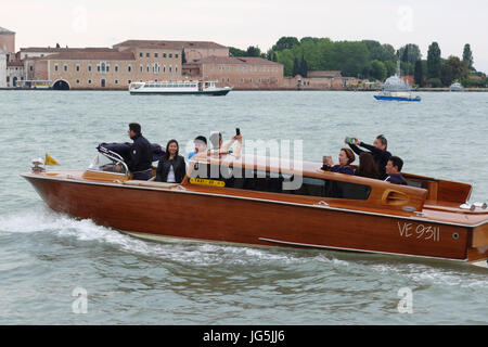 Les touristes asiatiques bénéficiant de la balade dans un taxi d'eau le long du Grand Canal, Venise, Italie Banque D'Images