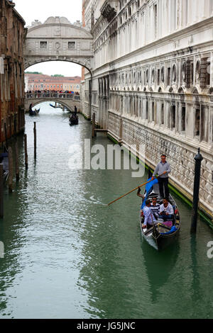 Les touristes dans une circonscription sous l'godola Pont des Soupirs, Venise, Italie Banque D'Images