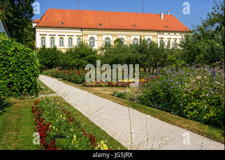 Lits de fleurs colorées et historique verger, jardin, cour, jardin, château de Dachau Dachau, Haute-Bavière, Bavière, Allemagne Banque D'Images