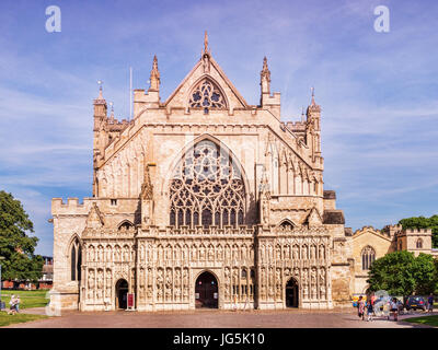 20 Juin 2017 : Exeter, Devon, England, UK - Du côté ouest de la cathédrale d'Exeter sur une belle journée d'été. Banque D'Images