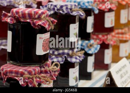 Lignes de confitures à juger de la tente à Malton Show, Malton, North Yorkshire, UK Banque D'Images