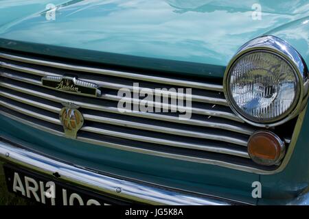 Austin motor company et automobile association badge sur la calandre de voiture vintage bleu Banque D'Images