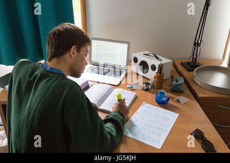 La révision pour les examens des étudiants de l'université dans sa chambre, Queens College, Université de Cambridge, Angleterre Cambridge UK Banque D'Images