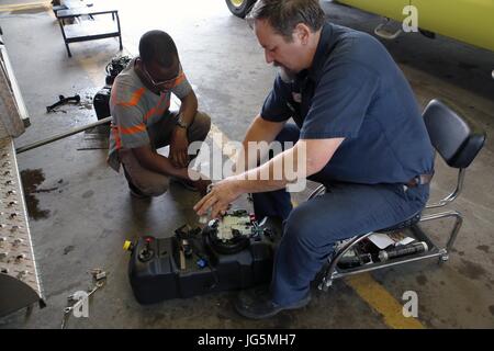 John Real, gauche, apprend à assembler les composants électriques d'une ambulance de Scott Kent au cours de la 5e journée à bord Protégé Marine Corps Air Station Cherry Point, N.C., 21 juin 2017. L'événement était organisé par le Bureau de l'égalité des chances d'emploi. Jour protégé a été créé en 2012 afin de permettre aux personnes handicapées de la communauté locale sur l'occasion de participer à l'observation au poste de travail, avec la possibilité d'être engagé. Kent est un mécanicien transport motorisé avec MCAS Cherry Point. (U.S. Marine Corps photo par Lance Cpl. Justin Roux/ libéré) Banque D'Images