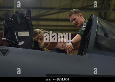 Le 492e Escadron de chasse montre aux élèves pilotes de Wilds Lodge School l'intérieur d'un F-15E Strike Eagle cockpit sur le terrain lors d'un voyage à Royal Air Force Lakenheath, Angleterre, le 28 juin. Les étudiants ont eu la chance de voir un Strike Eagle de près et de poser des questions sur les capacités des appareils. (U.S. Air Force photo/Navigant de première classe Eli Chevalier) Banque D'Images