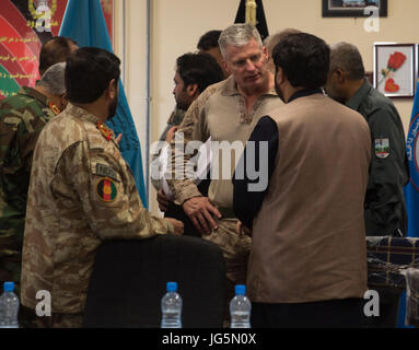 Le brig. Le général Roger Turner, le général commandant de la Force opérationnelle de la sud-ouest, parle avec le gouverneur Hayatullah Hayat, le gouverneur de la Province d'Helmand, après le chef de l'engagement à l'Aérodrome de Bost, le 29 juin 2017. Au cours de la KLE, ils ont discuté de la coopération et la cohésion entre les forces nationales de sécurité et des Forces de défense, ainsi que l'intégration des actifs de l'air afghans dans les opérations offensives. Au sud-ouest du groupe de travail, constitué d'environ 300 marins et marins de II Marine Expeditionary Force, sont la formation, de conseiller et d'aider l'Armée nationale afghane et le 5 Corps 215e Banque D'Images