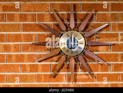 Vintage horloge sur un mur de brique pleine vue de réveil Banque D'Images